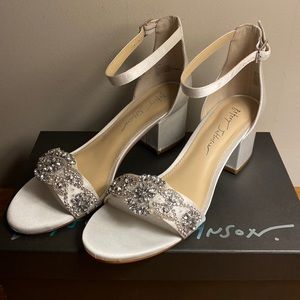 NWT Betsey Johnson Mel Block heel in Ivory size 8